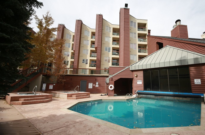 Outdoor Community Tubs and Outdoor/Indoor Pool