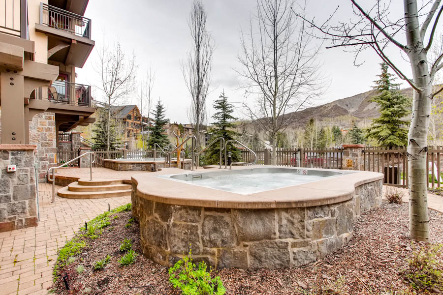 Capitol Peak Lodge - 2 Hot Tubs on site, located at Capitol Peak Building B