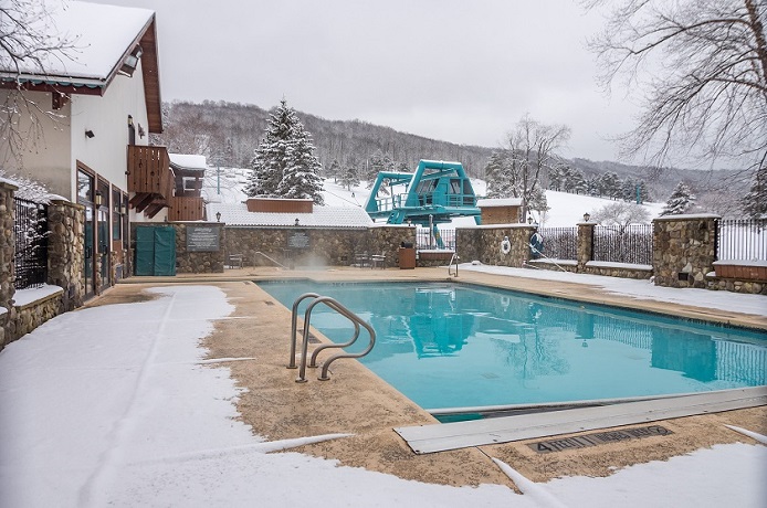 Enjoy the heated indoor-outdoor pool and hot tub year 'round!!