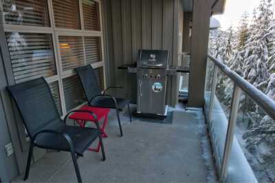 Private deck with gas BBQ: winter