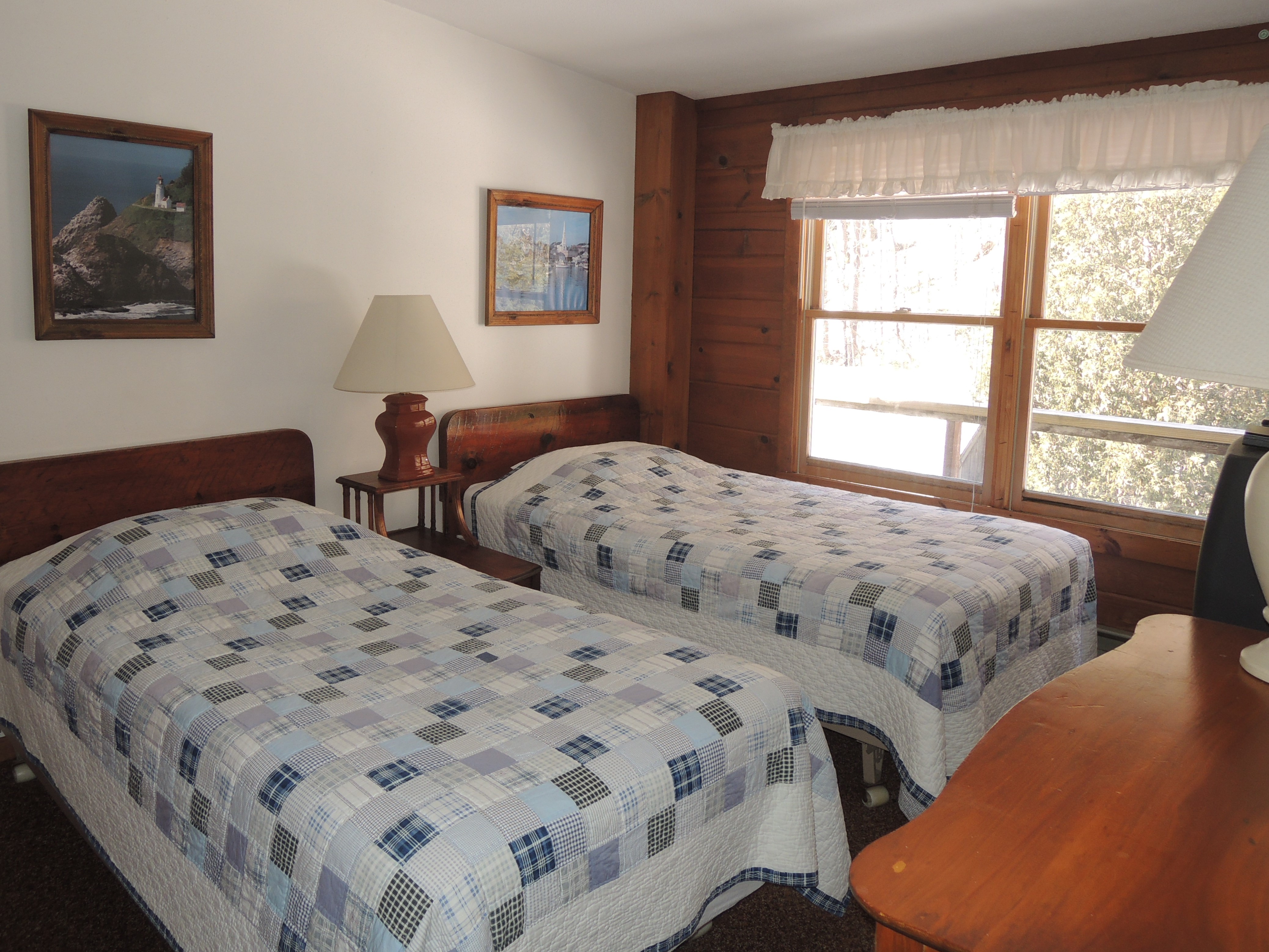 Room 8 with 2 single beds and private bath 