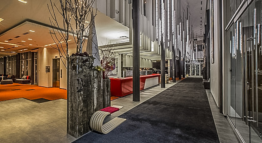 A l'intérieur de l'hôtel - Inside the hôtel.