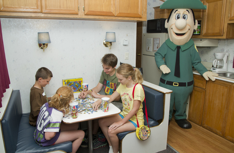 Retro Family Lodge Dinette