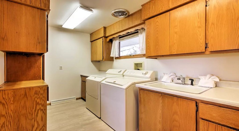 Brentwood Laundry Room