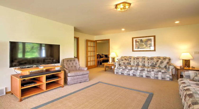 Activity Pool with water slide and basketball