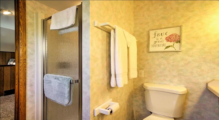 Brentwood Upstairs Bathroom