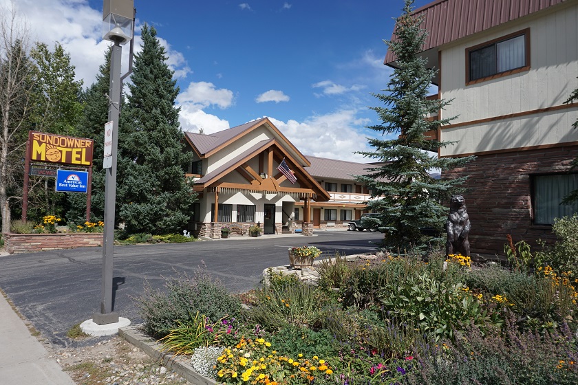 America's Best Value Inn Sundowner Motel Summer Exterior