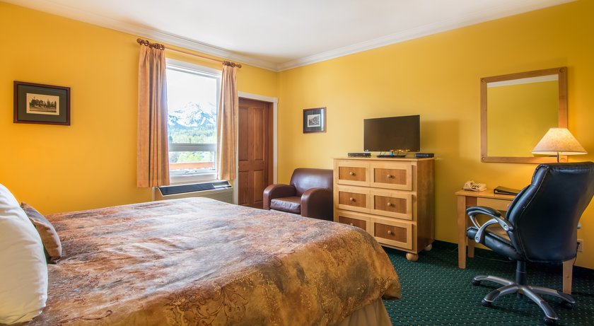 Park Place Lodge Fernie Deluxe King Hotel Room