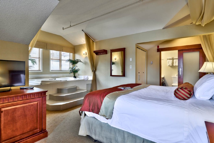 The jacuzzi suite is only available when booking directly with the front desk.