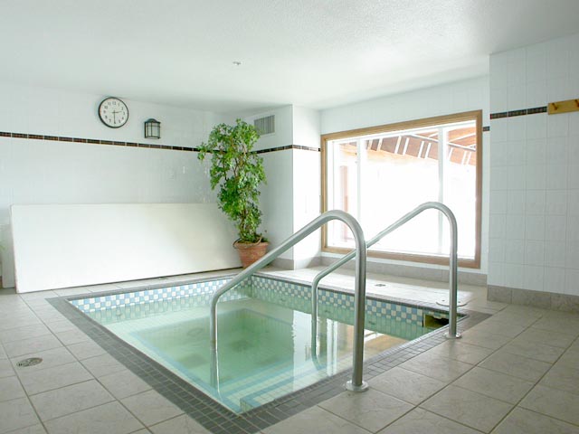 Nancy Greene's Cahilty Hotel & Suites Indoor Hot Tub
