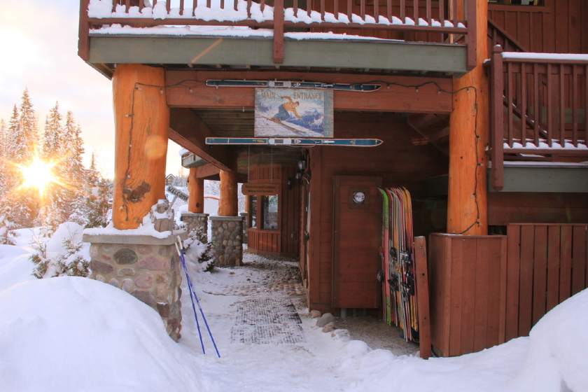 Main entrance during the ski season at Vagabond Lodge