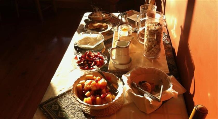 We serve a healty breakfast at Vagabond Lodge