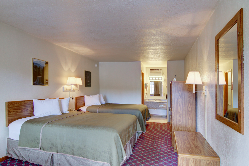 Magnuson Grand Rushmore View  Building A Queen Beds - Keystone SD