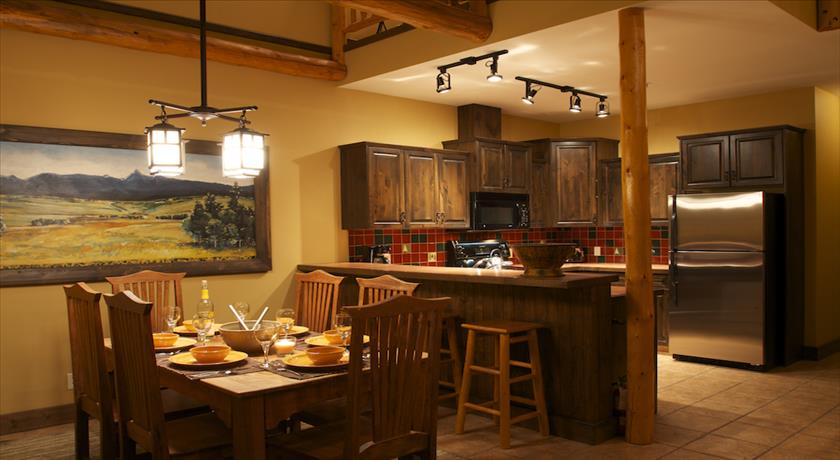 Kitchen & Dining Area