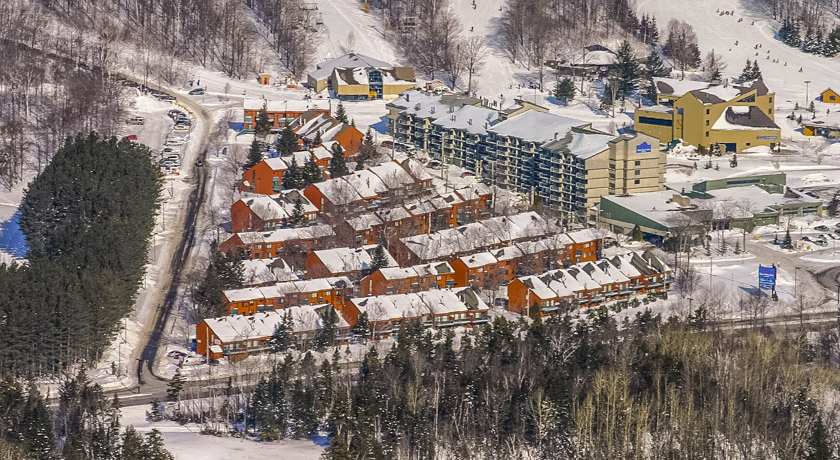 Chalets à la base de la montagne - Chalet at the base of the mountain.