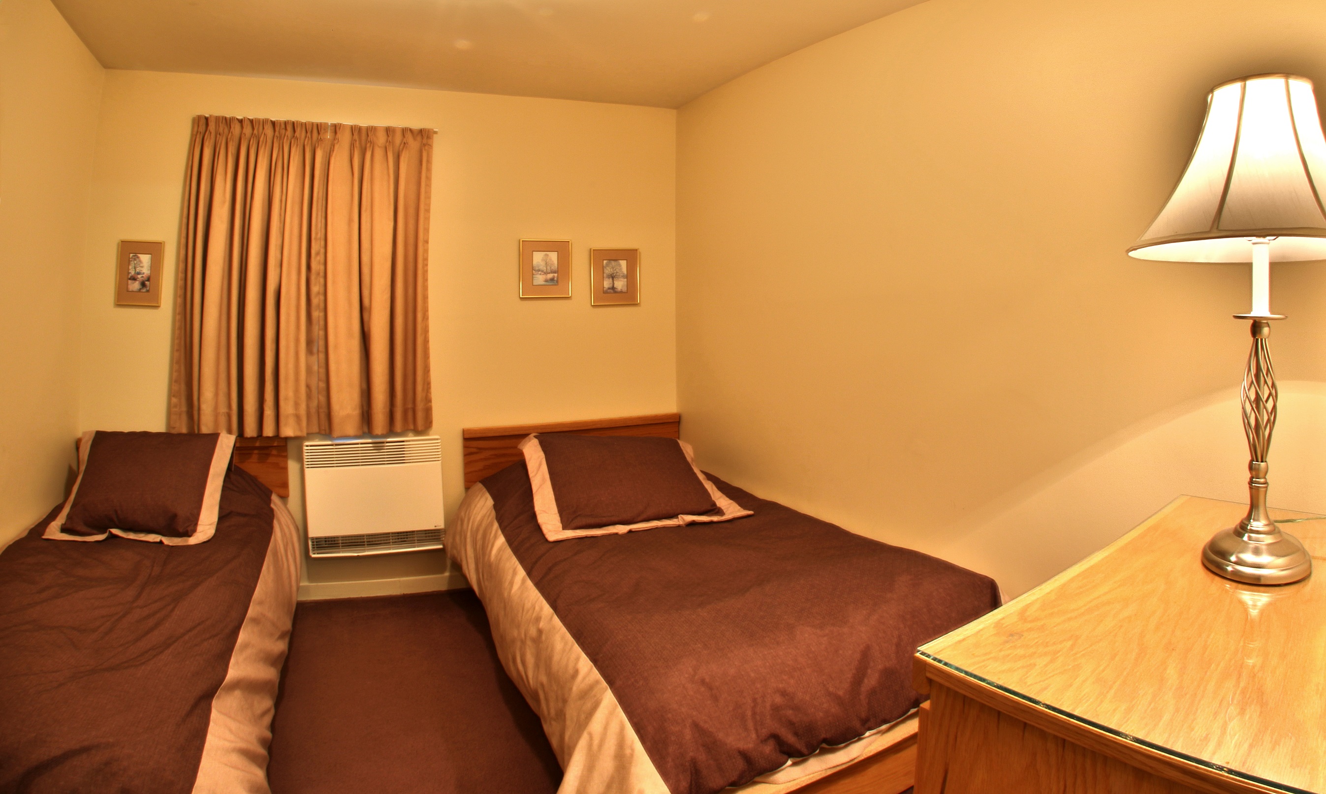 Chambres à deux lits simples - Room with 2 single beds.