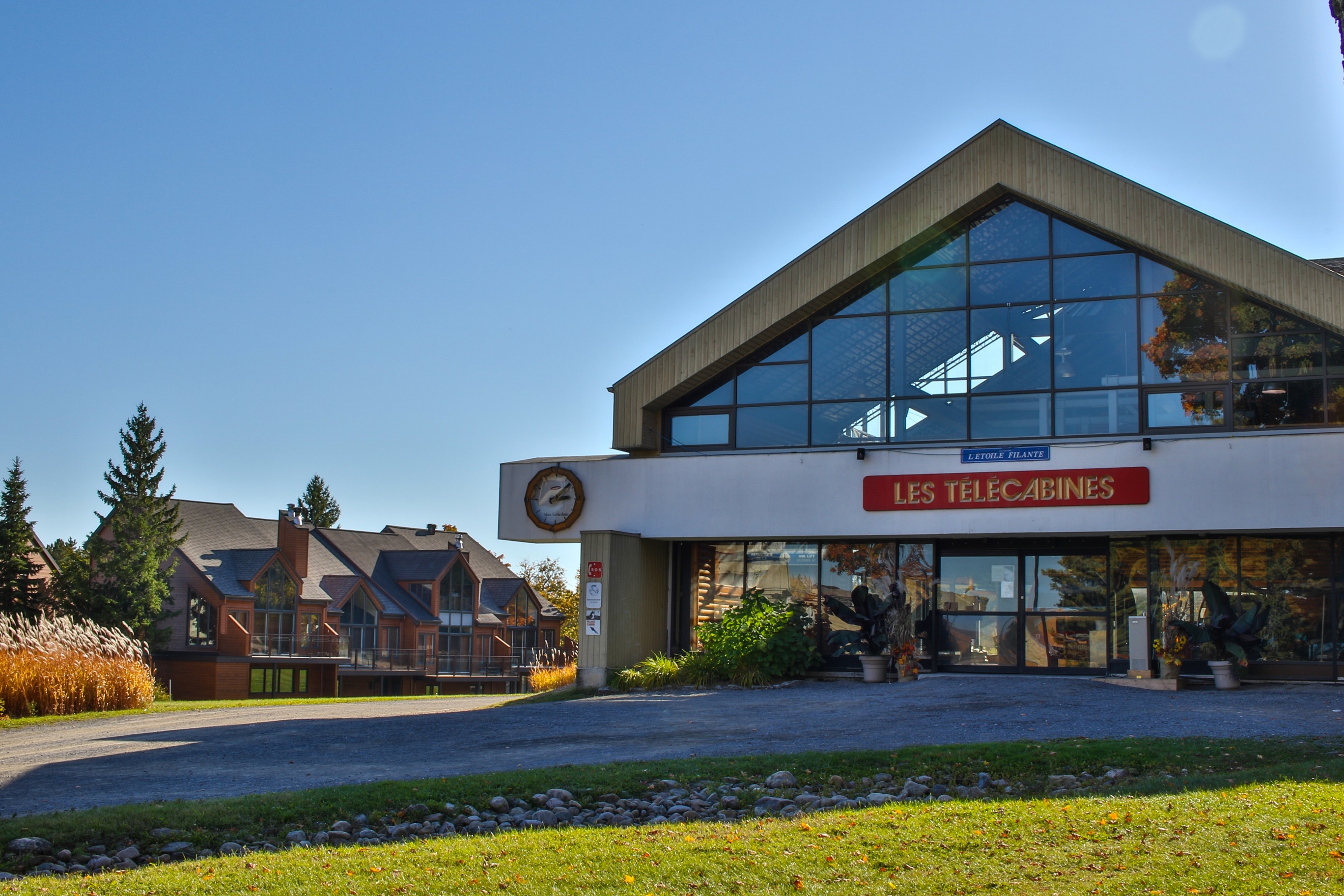 A quelques pas des télécabines - few steps from the gondolas.