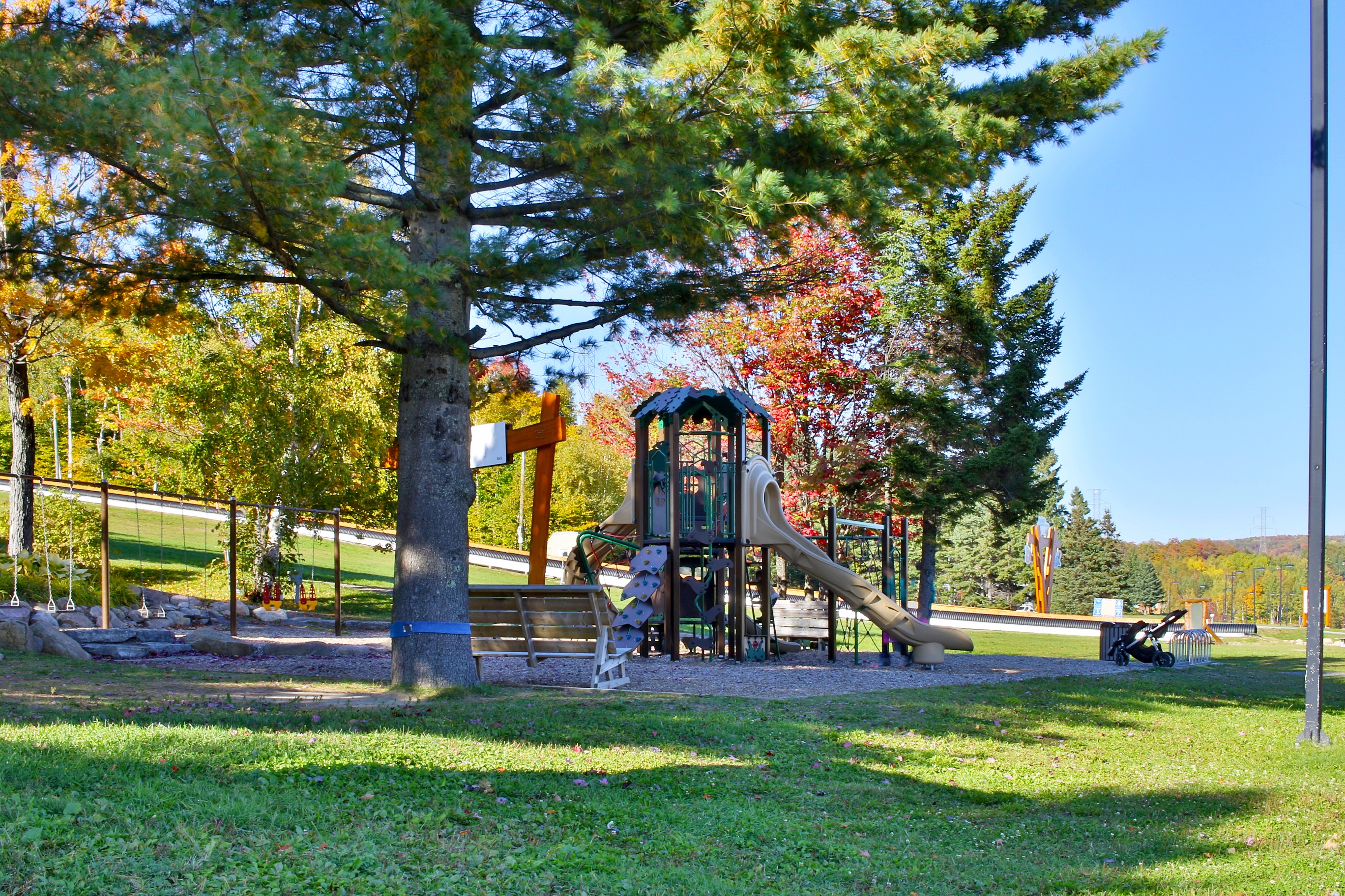Jeux à la base de la montagne - Playground at the base of the mountain.