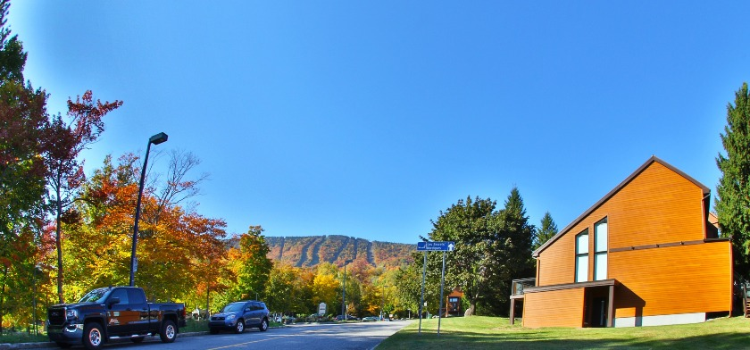 A la base de la montange - At the base of the mountain.