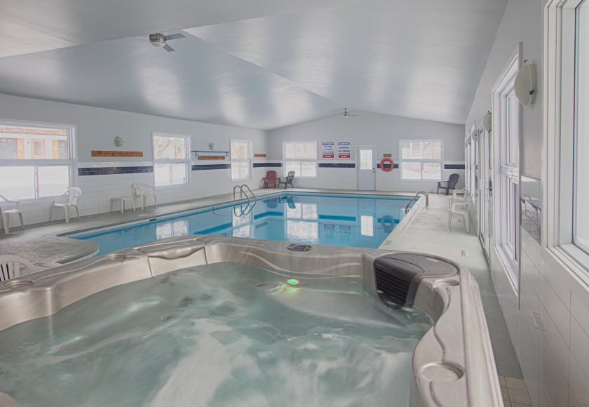 NOtre bain tourbillon et piscine intérieure.
